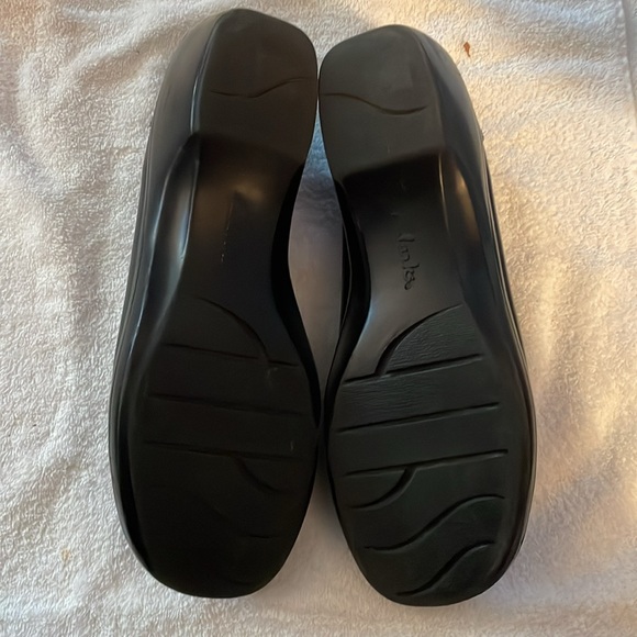 Shoes - Picture 2 of 7